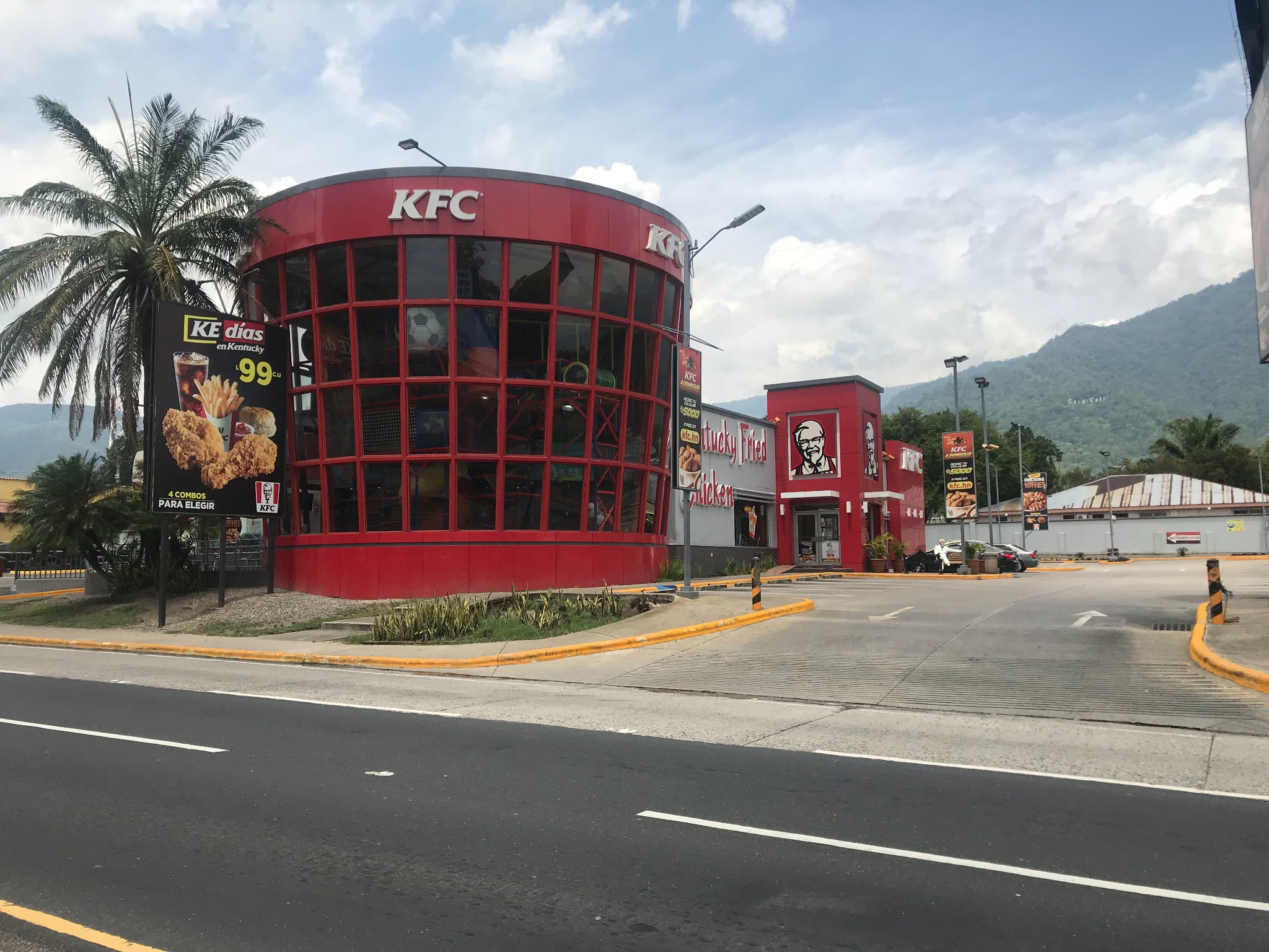 KFC CIRCUNVALACIÓN - Proyecto terminado