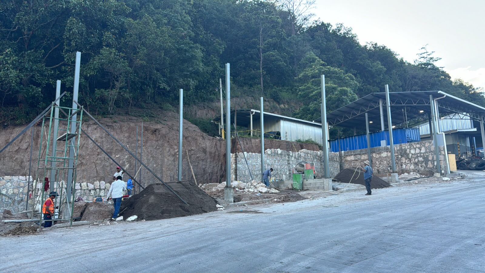 Ampliación Taller CD Aguazul - Montaje de estructura metálica